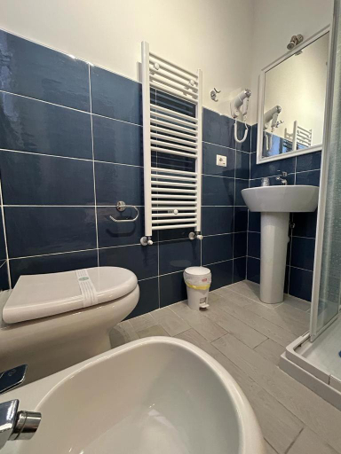 Bathroom 2, Ameli Room, Florence