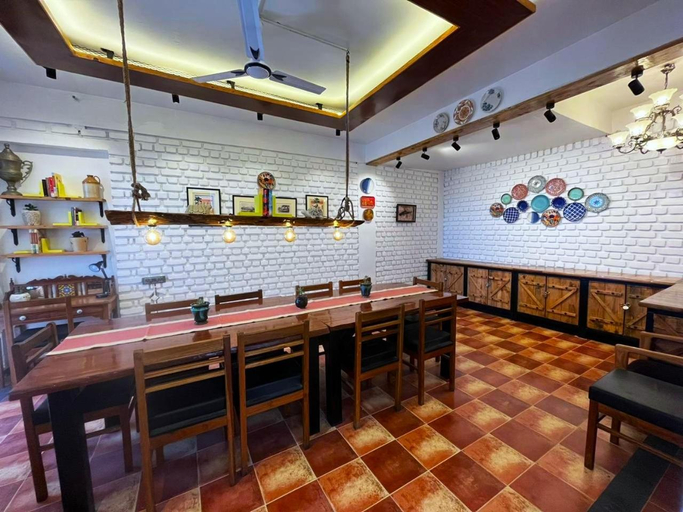 Food & Drinks 4, The Lanswood Estate, Garhwal