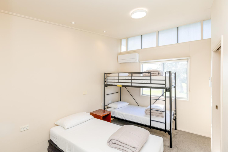 Bedroom 2, NRMA Eastern Beach Holiday Park, E. Gippsland - Bairnsdale