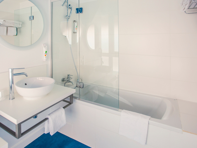 Bathroom 4, ibis Styles Toulon Centre Port, Var