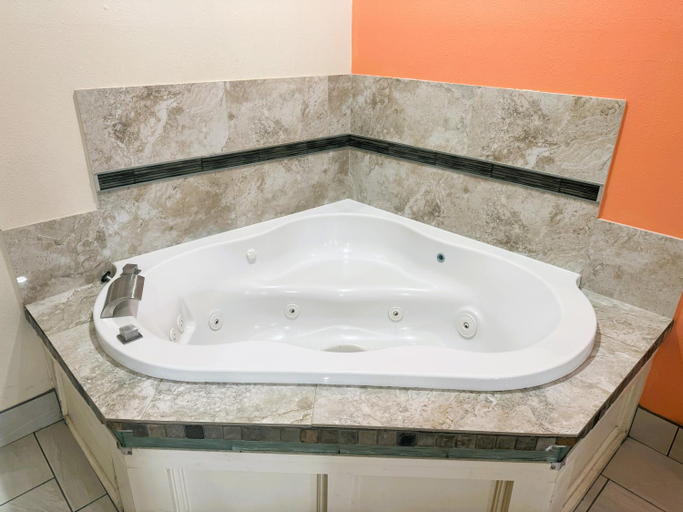Bathroom 1, Pecan Valley Inn & Suites, Bexar
