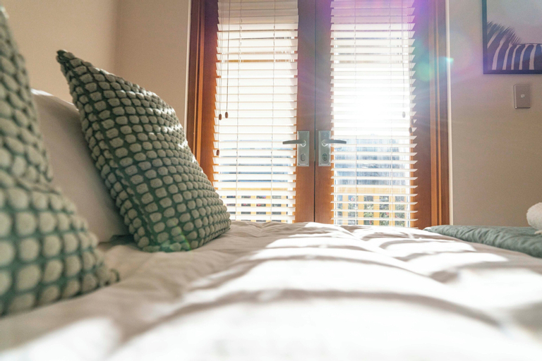 Bedroom 2, Cozy Home with fireplace 5mins to beach, Adelaide