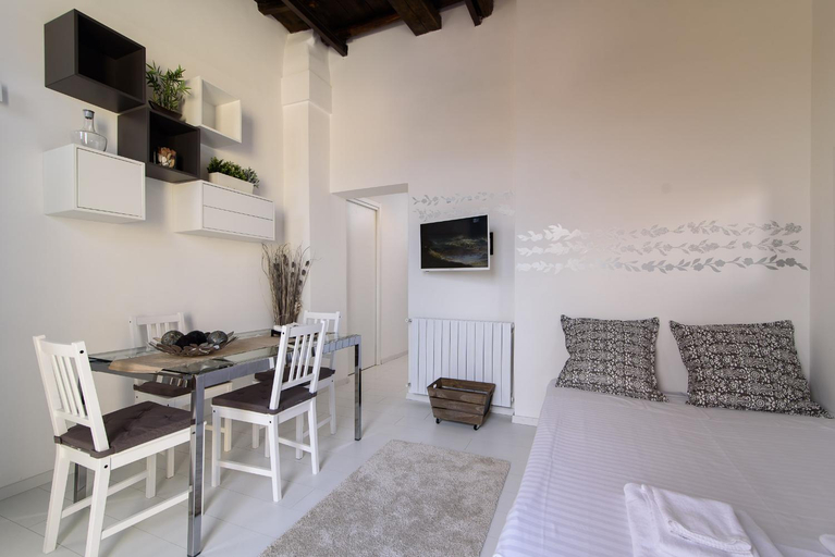 4, White Ostilia Apartments, Roma