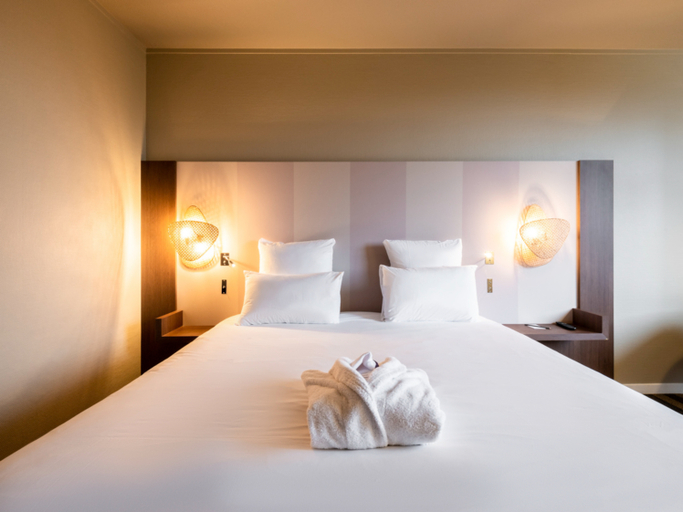 Bedroom 2, Mercure Grenoble Meylan Hotel, Isère