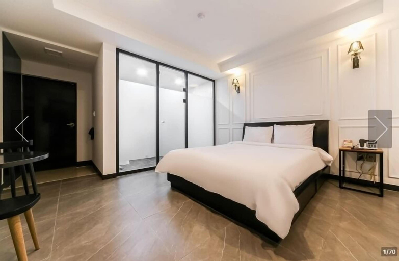 Elysee Hotel, Buk