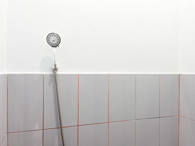 Bathroom 3, Singgahan Guest House Pacitan Mitra RedDoorz, Pacitan