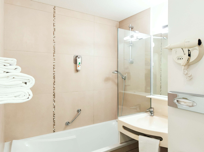 Bedroom 5, ibis Styles Ouistreham, Calvados
