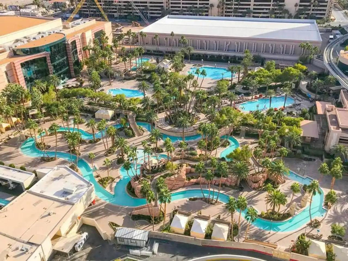 LADY LUCK'S VISTA - Private Balcony - Full Kitchen - Two Full Baths - Jetted Tub - Full MGM Grand Re, Clark