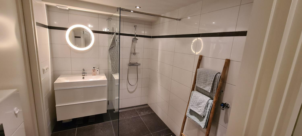 Bathroom 4, Bij Ons Naast, Nuenen c.a.