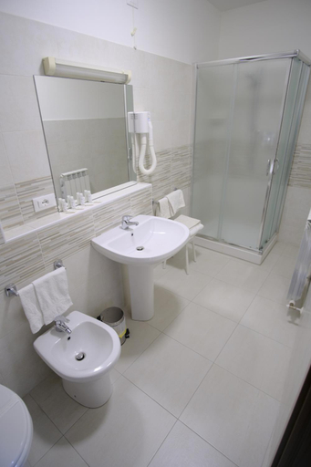 Bathroom 2, Hotel Milano, Macerata