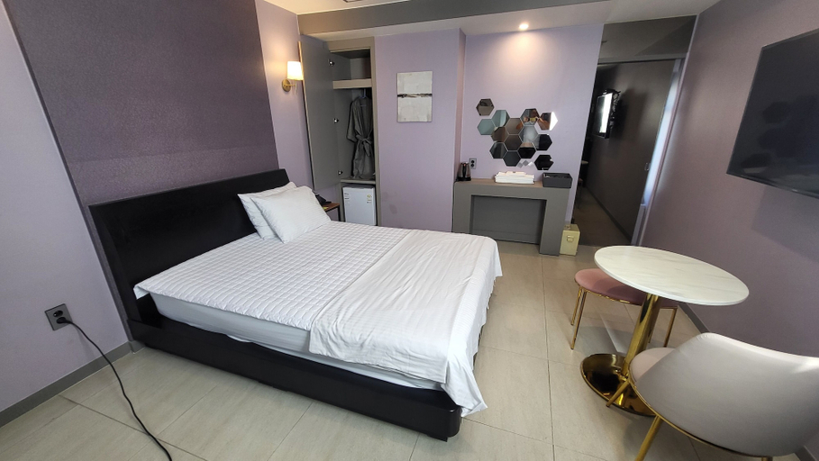 Bedroom 3, Elysee Hotel, Buk