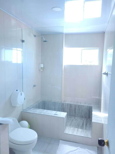 Bathroom 4, HOTEL EL PIRATA MORGAN, Providencia