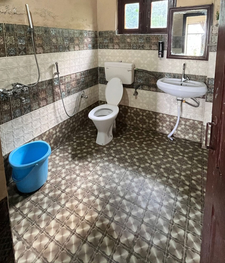 Bathroom, Goroomgo Raah stay Munasayari, Pithoragarh
