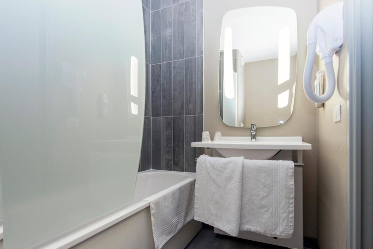 Bathroom 4, ibis Falaise Coeur de Normandie, Calvados
