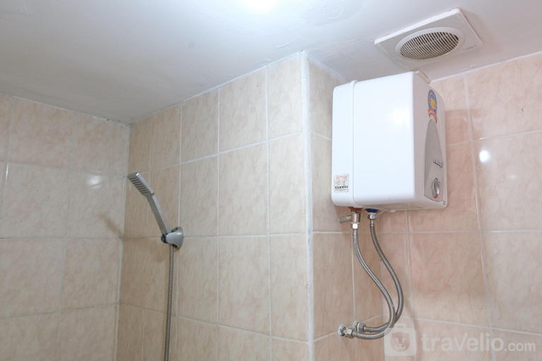 Bathroom 5, GoodDeal 2BR Apt at Jarrdin Cihampelas By Travelio, Bandung