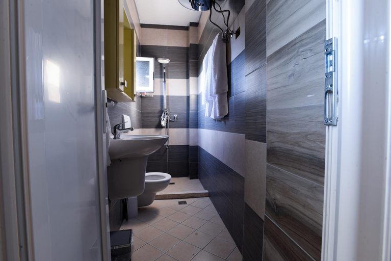 Bathroom 3, Hotel Restorant Halal Il Tramonto., Tiranës