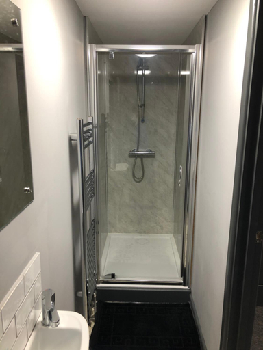 Bathroom 3, Gate Lodge - Private En-suite rooms, Cambridgeshire