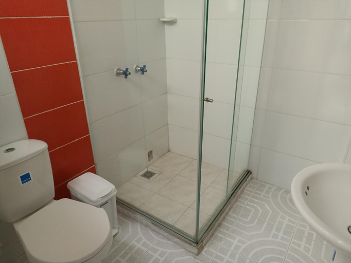 Bathroom 2, hotel koral palmira, Palmira