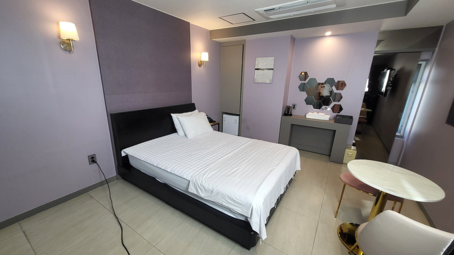 Bedroom 5, Elysee Hotel, Buk
