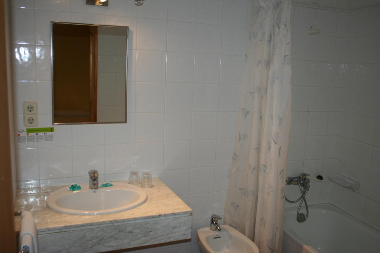 Bathroom, Hotel Llacs De Cardos, Lleida