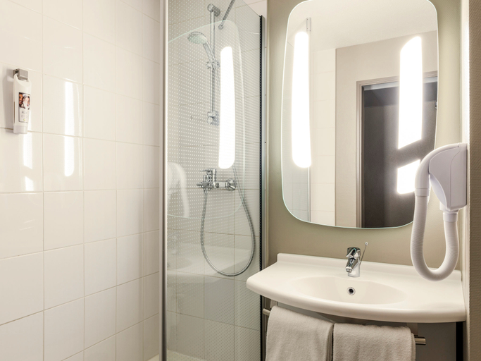 Bathroom 4, ibis Massy, Essonne
