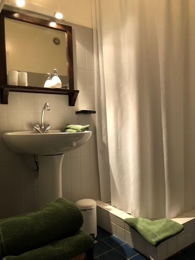Bathroom 3, Les Hortensias, Pyrénées-Atlantiques
