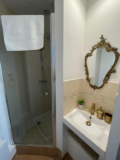 Bathroom 2, La porte doree..., Tarn-et-Garonne
