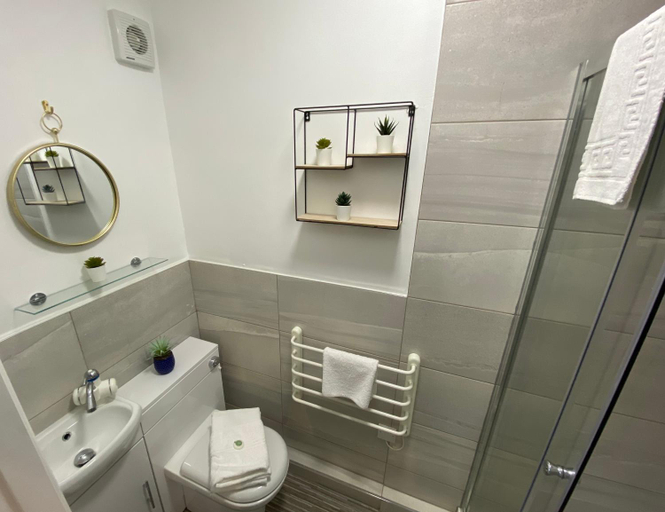 Bathroom 2, The North Wales Gathering - 9 Bedroom - EV Charging, Flintshire