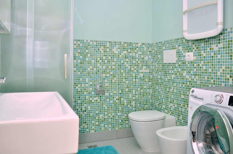 Bathroom 2, Charming studio apartment for up to 4 guests with garden view by Beahost Rentals, Venezia