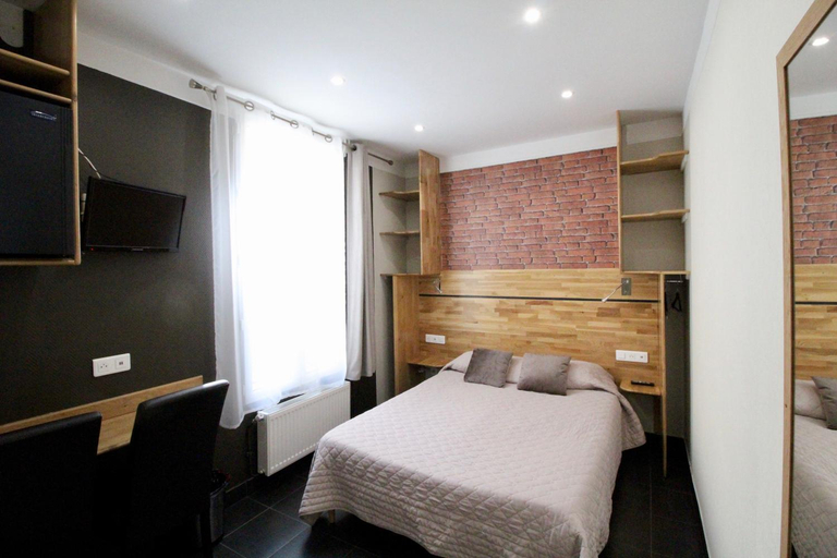 Bedroom 2, Hotel des Pyrenees, Paris