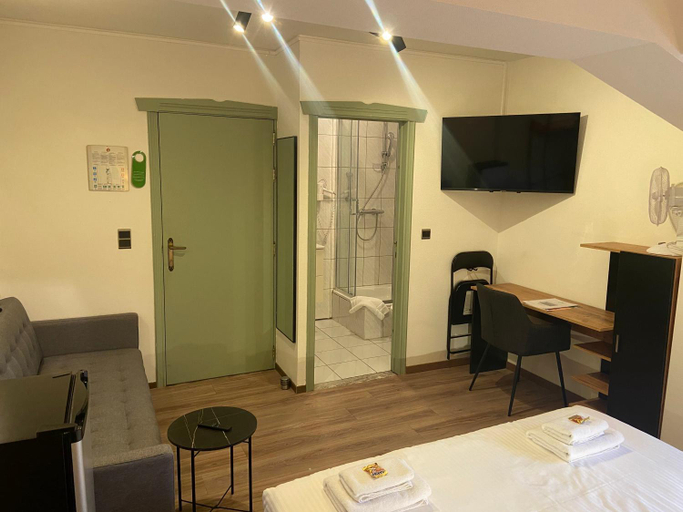Bedroom 3, Hotel Monika, Limburg