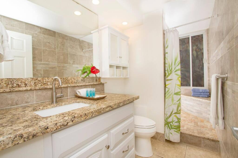 Bathroom 2, Diamond Head Beach Hotel, Honolulu