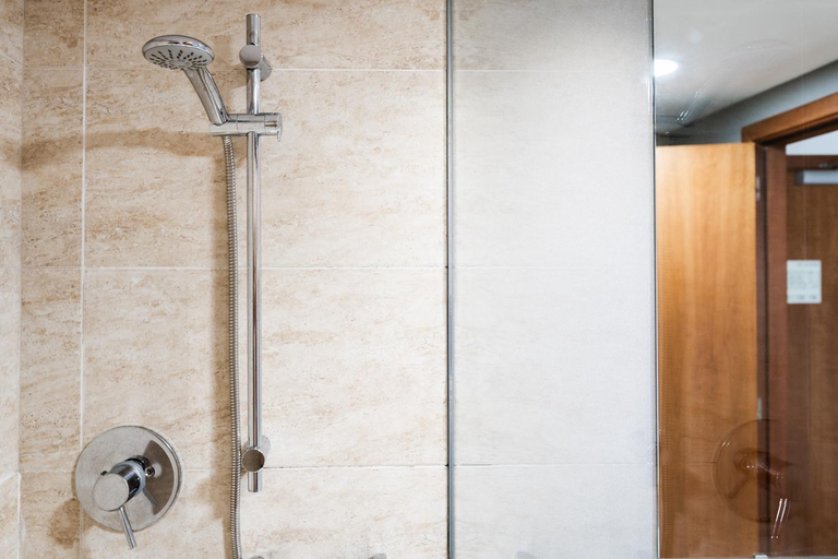 Bathroom 4, AS Porta de Barcelona, Barcelona