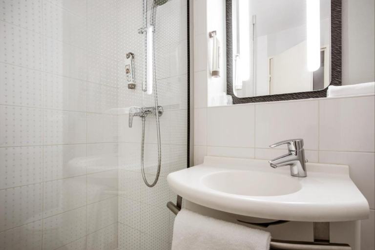 Bathroom 5, ibis Saint Denis Stade Ouest, Seine-Saint-Denis