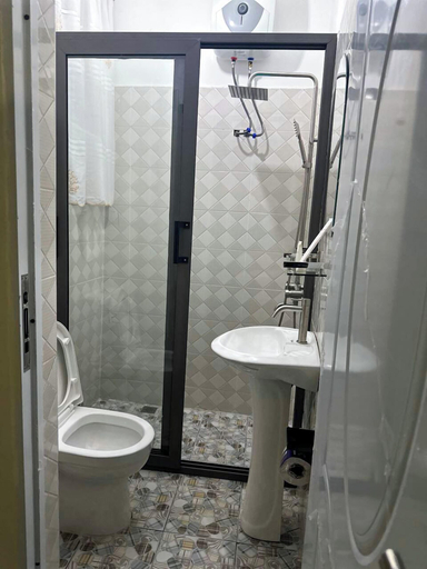 Bathroom 3, Senalli Hotel, New Juaben