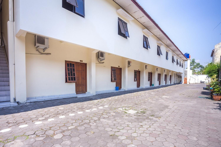 Exterior 3