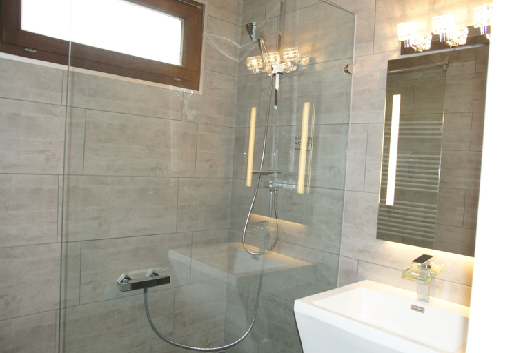Bathroom 3, W & S Executive Apartments - Hallstatt I, Gmunden