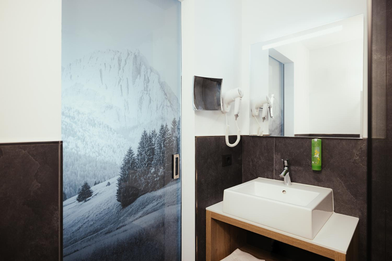 Bathroom 3, Hotel Leonhard, Bolzano