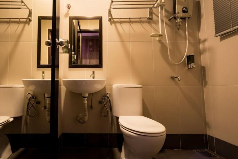 Bathroom 16