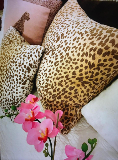 Bedroom, House of Royals, Magharibi
