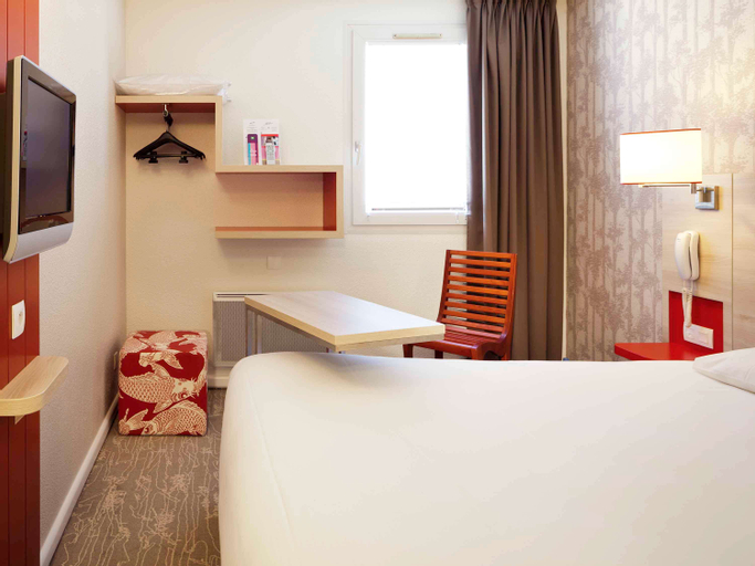 Bedroom 4, ibis Styles Ouistreham, Calvados
