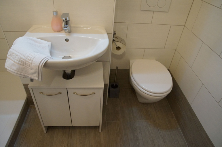 Bathroom 3, W & S Executive Apartments - Obertraun, Gmunden