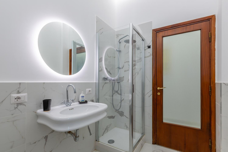 Shower 3, Aqua Claudia and Anio Novus Apartments, Roma