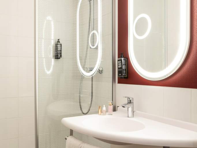 Bathroom 4, ibis Paris Porte de Bercy, Val-de-Marne