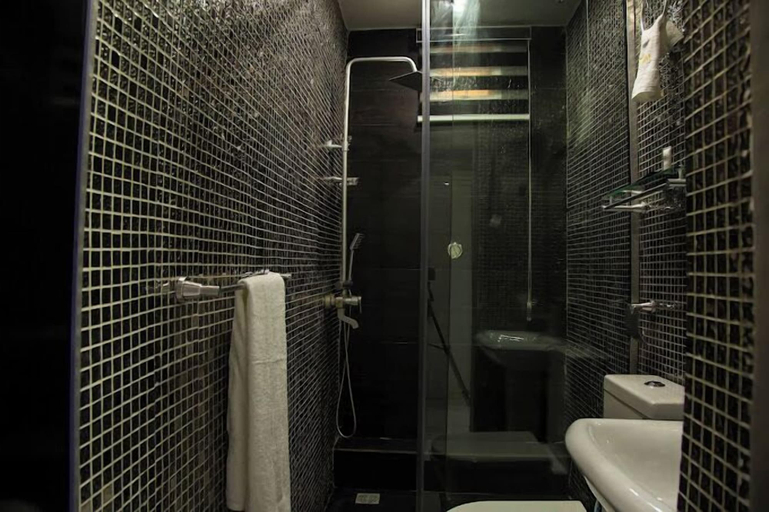 Bathroom 4, Taishi Hotel, Surulere