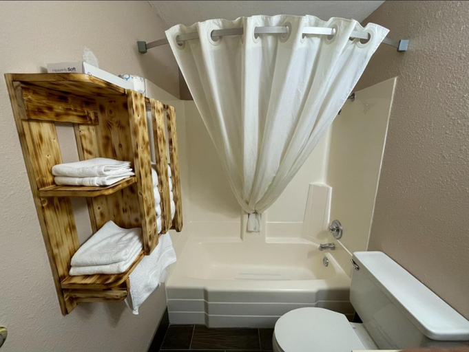 Bathroom 4, Glendive Lodge, Dawson
