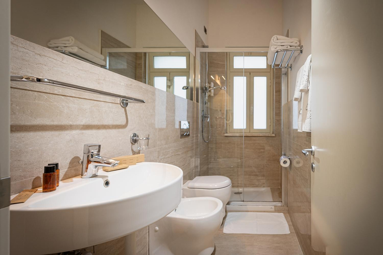Bathroom 4, Sabbie d'Oro, Messina