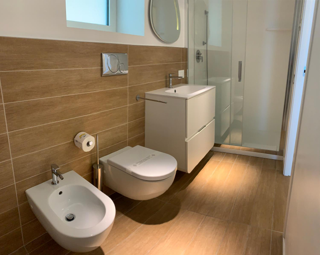 Bathroom 3, Marina Verde Resort Official, Venezia
