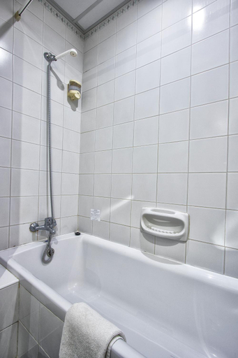 Bathroom 5, Canifor Hotel, Saint Paul's Bay