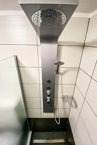 Bathroom 5, Dominik Panzio, Budapesti